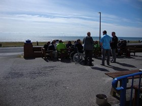 gruppen på havnen i Barrow sidder og kigger ud på havvindmøllerne i det Irske hav