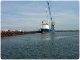 Dong Energys skib der sætter vindmøllefundamenter ned i havbunden