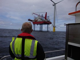 her ses påsætning af selve vindmøllen på fundamentet i havet ud for Barrow - det Irske hav