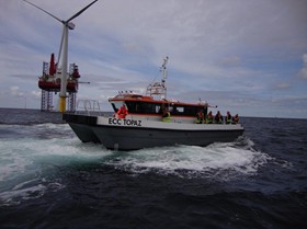  en af katamaranbådene med en del ag gruppen fra Djurs Wind Power