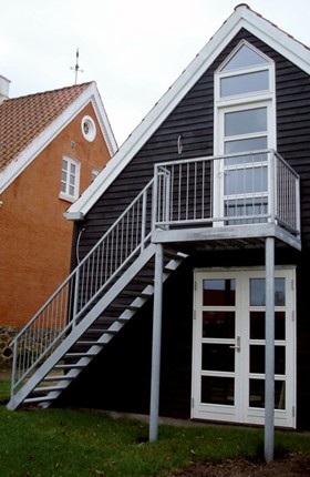 Trappe med altan udført i galvaniseret stål